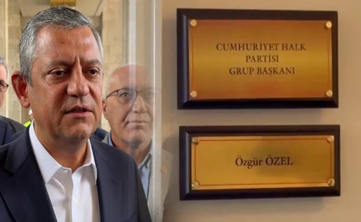 Özel'in Meclis'teki tabelası da değiştirildi