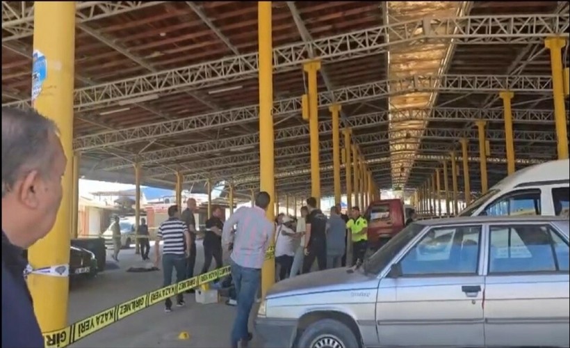 Park halindeki araca korkunç saldırı: 1 ölü, 1 ağır yaralı!