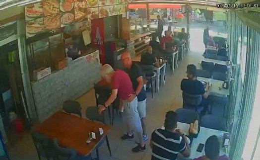Restoranda korku dolu anlar: Heimlich manevrasıyla turisti kurtardı
