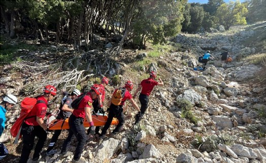 Rus turist yamaç paraşütüyle kayalıklara düştü