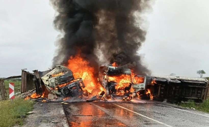 TIR'lar kafa kafaya çarpışıp alev aldı! Şoförler ağır yaralı