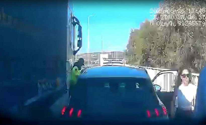 TIR'ın çarptığı uzman çavuş yaralandı; kaza kamerada