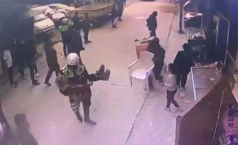 Yangında mahsur kalan kadını, jandarma kurtardı; o anlar kamerada