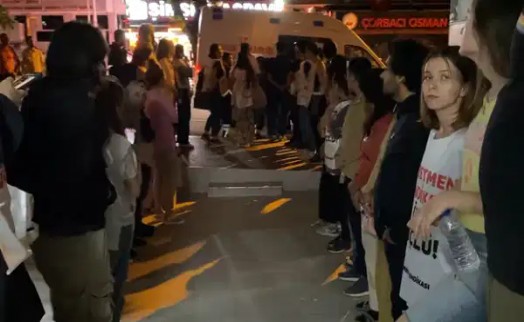 Açlık grevine giren iki öğretmen hastaneye kaldırıldı