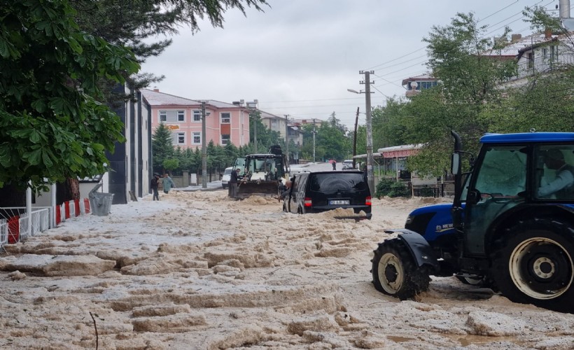 Afyon'da dolu yağışı; yollar kapandı, bahçeler zarar gördü
