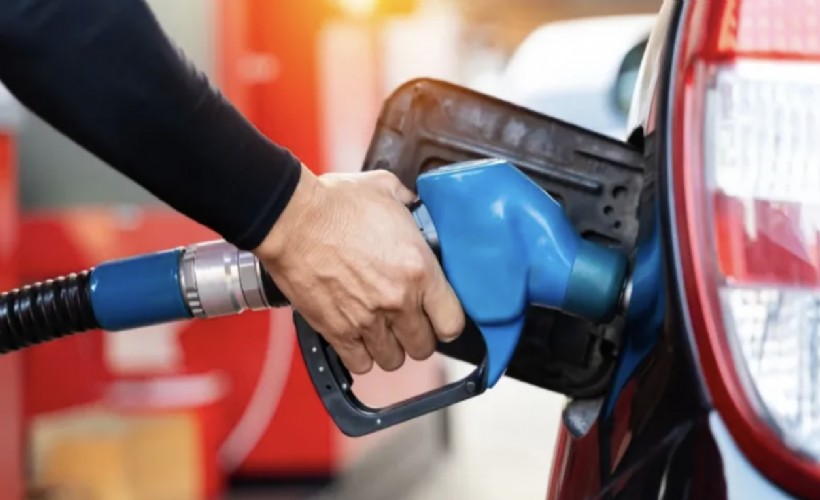 Akaryakıt tabelası değişti: Benzine indirim geldi!