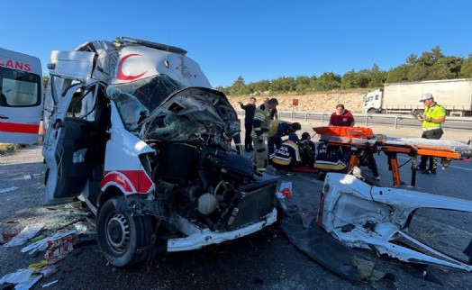 Ambulans, TIR'a arkadan çarptı; hasta öldü, 3 personel yaralı