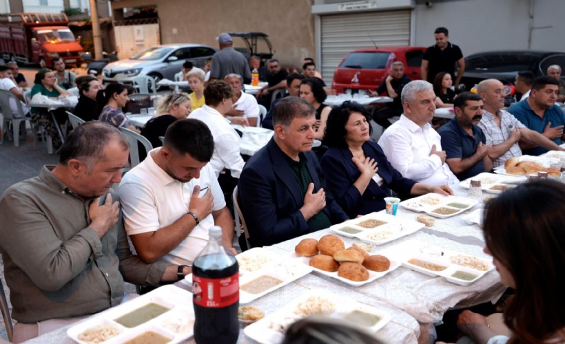 Başkan Tugay Kınık'ta muharrem lokmasını paylaştı: Nerede olmamız gerekirse orada olacağız!