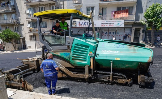 Başkan Tugay asfalt döktü