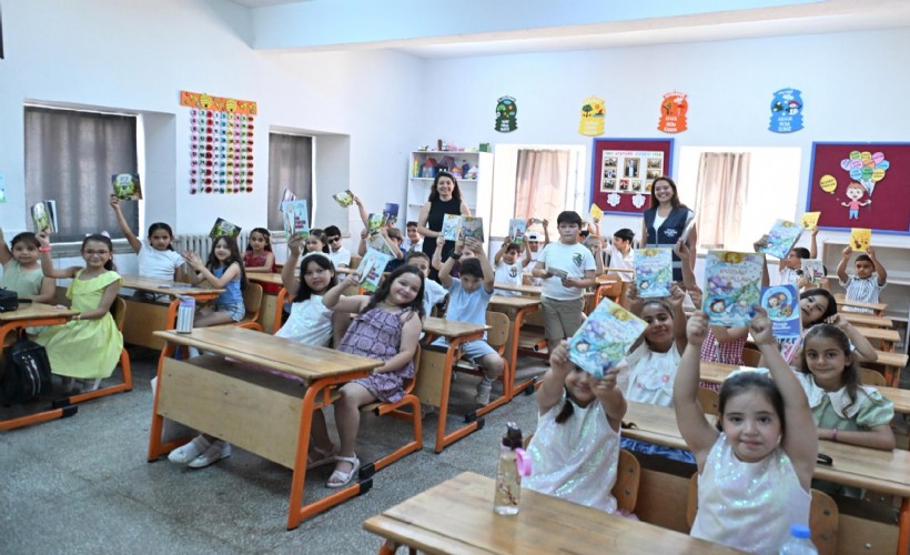 Başkan Tugay’dan Kiraz ve Aliağalı çocuklara karne hediyesi