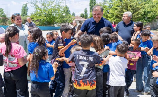 Başkan Tugay'dan Kirazlı çocuklara karne hediyesi
