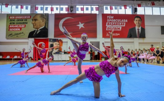 Bayraklılı kursiyerlerden yıl sonu gösterisi