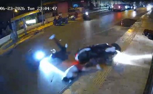 Bodrum'da 2 motosiklet çarpıştı; kaza kamerada