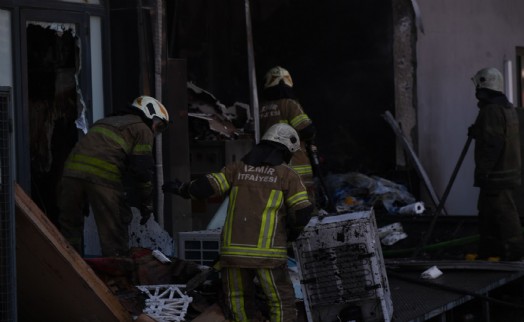Bornova'da depo yangını dakikalar içinde kontrol altına alındı