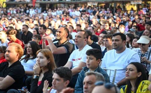Bornova'da tek yürek! Milli heyecan dev ekranlarda yaşanacak!