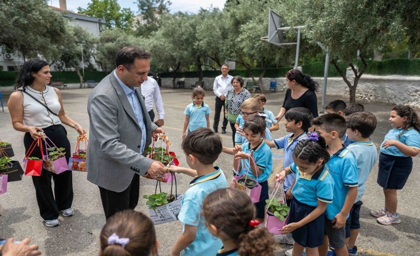 Bornovalı minik eller toprakla buluşuyor