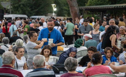 Büyükpark'ta 3500 kişilik aşure lokması paylaşıldı