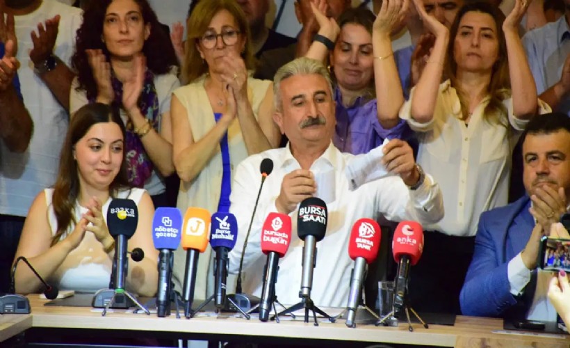 CHP Bursa İl Başkanı görevden alınma kağıdını yırttı: 'Burayı kimseye teslim etmiyoruz'