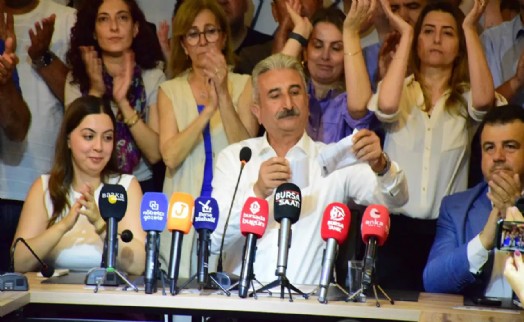 CHP Bursa İl Başkanı görevden alınma kağıdını yırttı: 'Burayı kimseye teslim etmiyoruz'