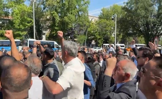 CHP Grup Toplantısı öncesi TBMM önünde arbede!