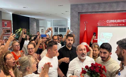 CHP İzmir'de tansiyon yükseldi: Gümrükçü cephesinin çiçek dağıtma girişimi arbedeye dönüştü!