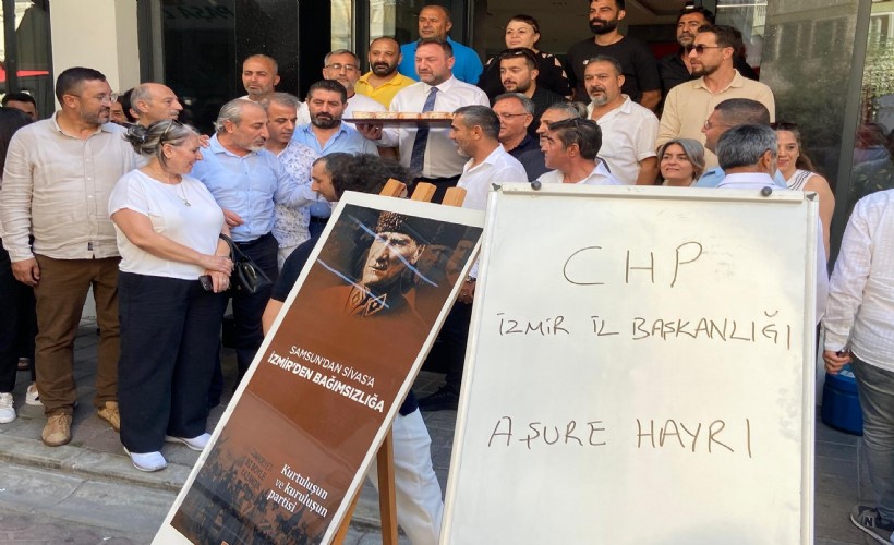 CHP İzmir il binası önünde aşure bereketi