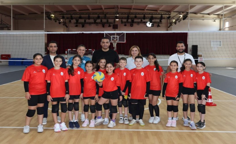 Çiğli Atatürk Kapalı Spor Salonu yenilenen yüzüyle sporculara kapılarını açtı