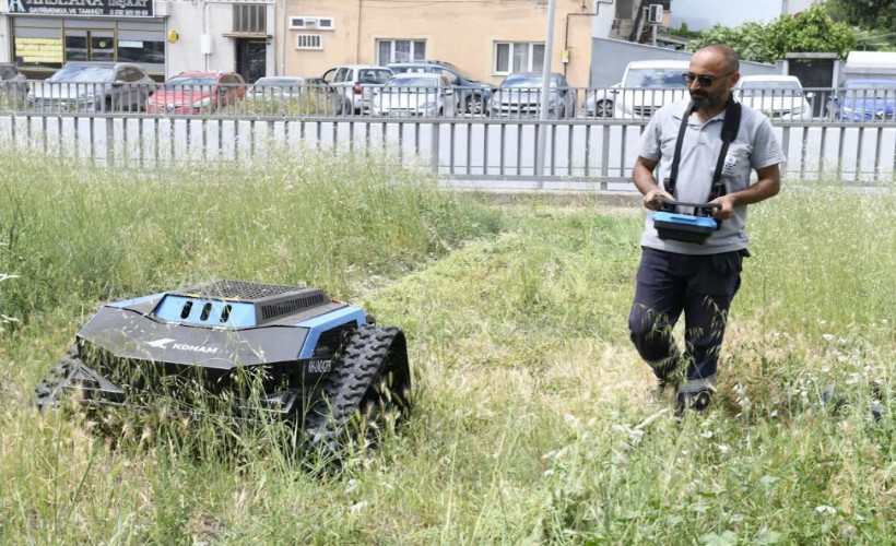 Çiğli’de temizlikte yeni dönem: Ot biçme robotu devrede