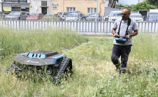 Çiğli'de temizlikte yeni dönem: Ot biçme robotu devrede