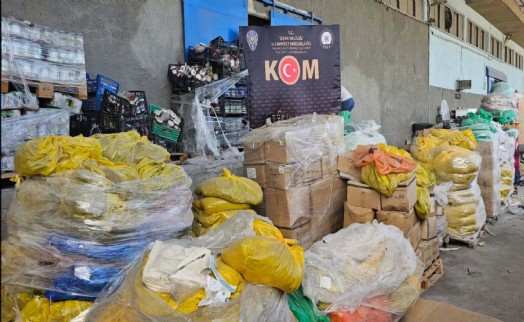 Gıda deposuna baskın: 30 ton bozuk çikolata ve konserve ele geçirildi!