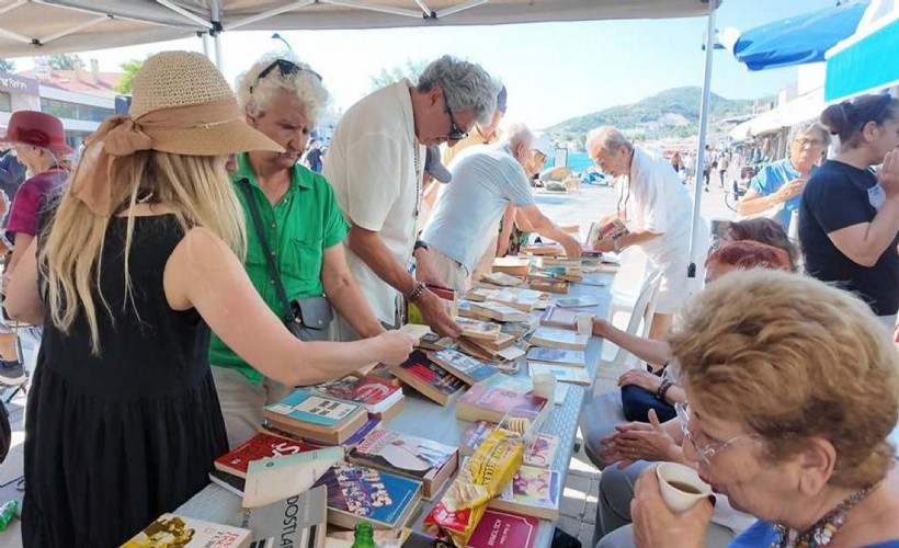 Foça Kitap Şenliği'nde 2 bin 600 kitap ücretsiz dağıtıldı
