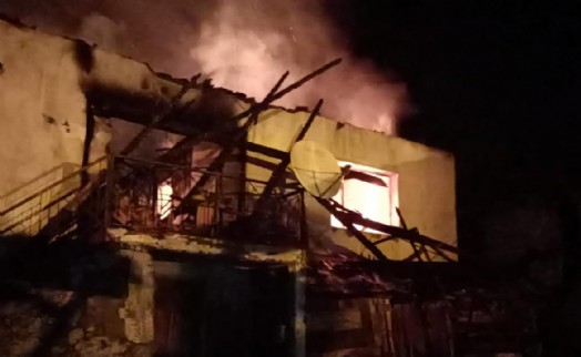 Gece yarısı çıkan yangında köy evi kül oldu