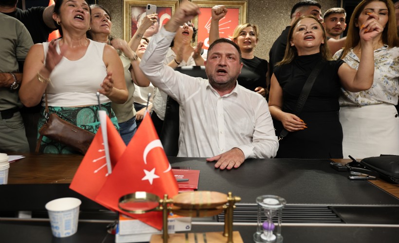 Gümrükçü, il binasına gelerek başkanlık koltuğuna oturdu