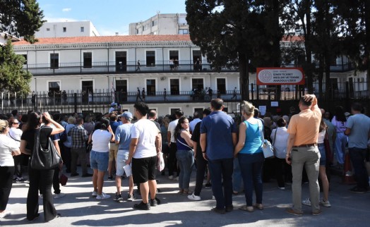 İzmir'de YKS heyecanı başladı: Yetişemeyenler kapılardan atladı!