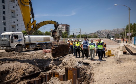 İzmir'de 3 milyar liralık alt yapı dönüşümü sürüyor