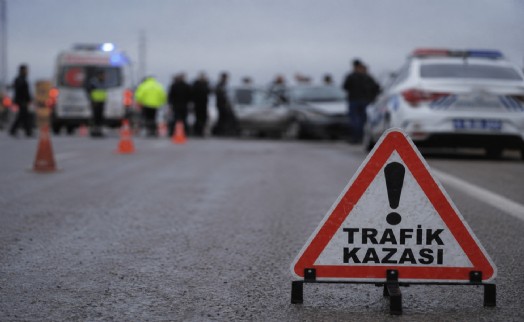 İzmir'de korkunç kaza: TIR'ın altına giren otomobilin sürücüsü can verdi!