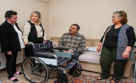Karşıyaka'da mavi kapak seferberliği: 1 ton kapak toplandı, 3 tekerlekli sandalyeye ulaşıldı
