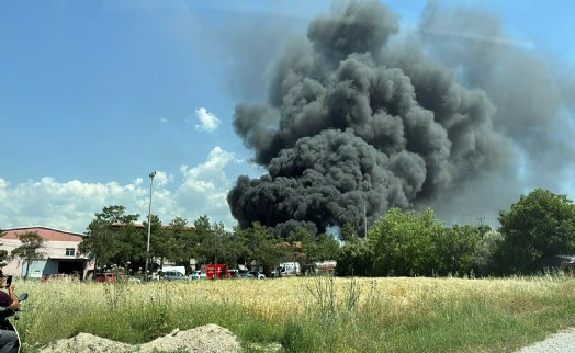 Kauçuk fabrikasında korkutan yangın