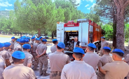 Komandolara yangın söndürme eğitimi