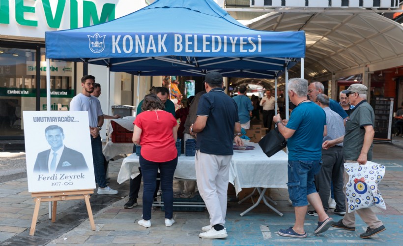 Konak Belediyesi Ferdi Zeyrek hayrına helva dağıttı