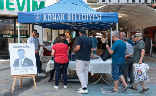 Konak Belediyesi Ferdi Zeyrek hayrına helva dağıttı