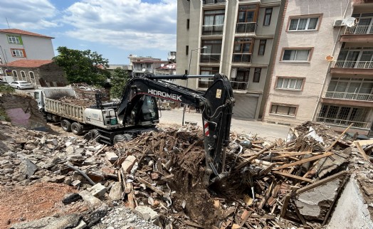 Konak'ta tehlike yaratan metruk binalar yıkılıyor!