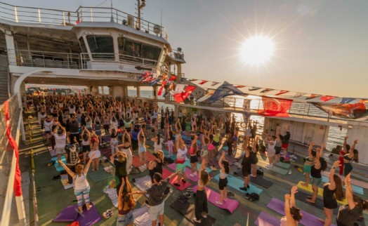 Körfez'in mavisinde 400 kişilik yoga buluşması