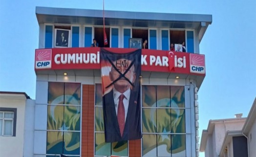 Malatya'da CHP binasında kriz! Gençlik kolları 'Hain' yazılı dev poster astı