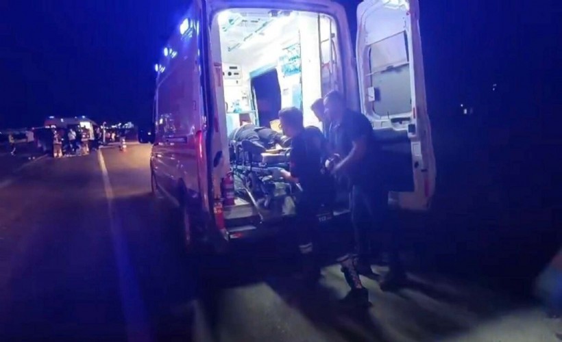 Manisa'da hafif ticari araç traktöre çarptı; 4 yaralı