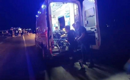 Manisa'da hafif ticari araç traktöre çarptı; 4 yaralı