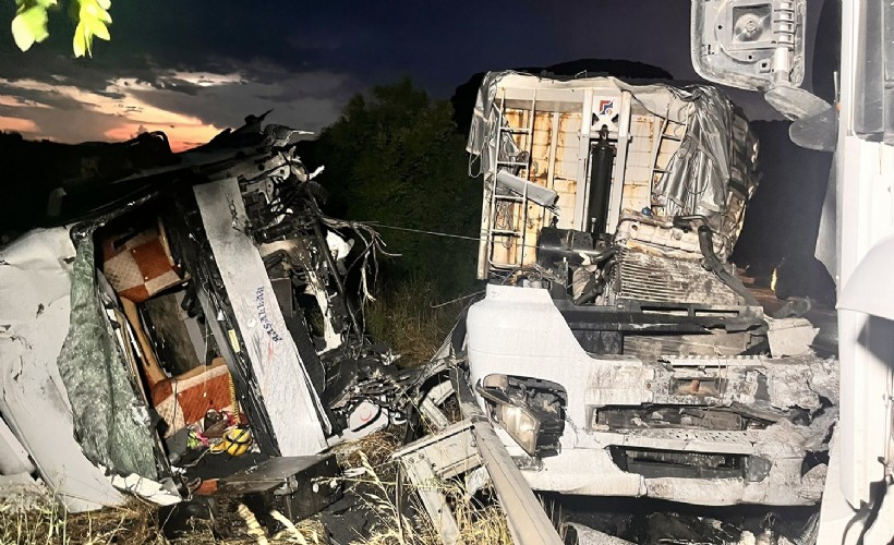Manisa’da 2 TIR çarpıştı; 2 yaralı