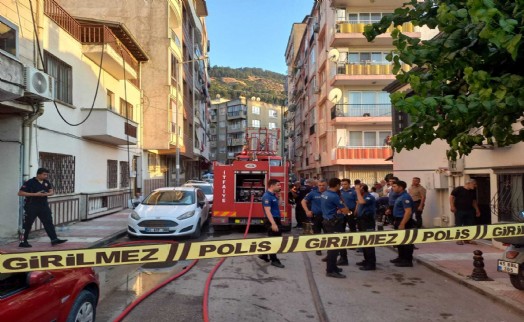 Manisa'da apartman yangını! 3 itfaiye eri yaralandı, 4 kedi can verdi