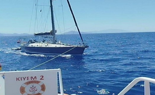 Marmaris'te makine arızası nedeniyle sürüklenen tekne kurtarıldı