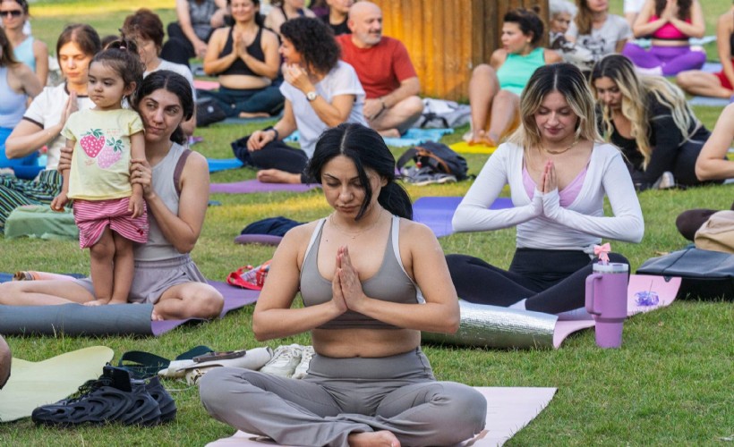 Matlar çimlere serildi Kültürpark'ta yoga rüzgarı esti